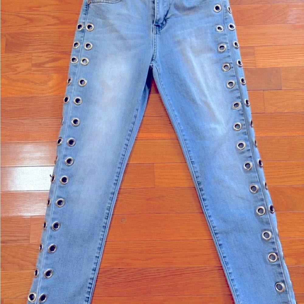 GOGO Capri Grommet Jeans